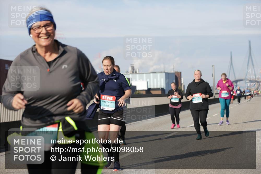 03.10.2025 - Köhlbrandbrückenlauf Jannik Wohlers http://msf.ph/oto/9098058 03.10.2025 10:18:59 Position 3 2600, 2501 meine-sportfotos.de
