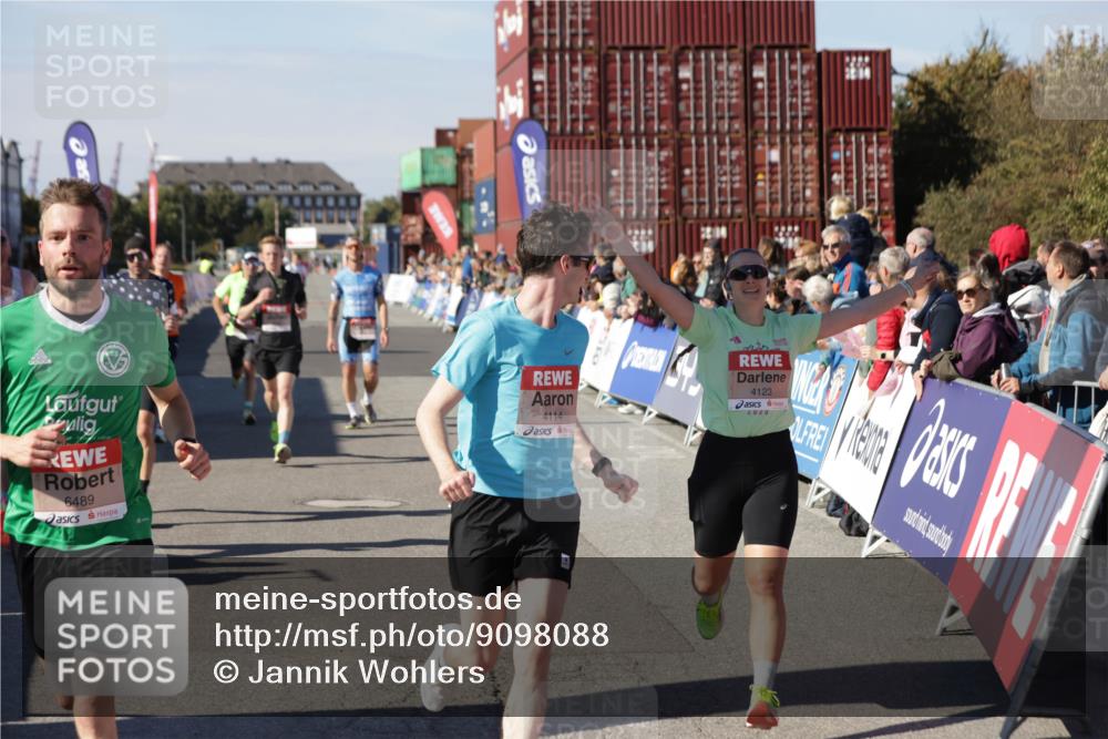03.10.2025 - Köhlbrandbrückenlauf Jannik Wohlers http://msf.ph/oto/9098088 03.10.2025 12:56:13 Ziel 4041, 4050, 4078, 4114, 4123, 5957, 6206, 6489, 6495 meine-sportfotos.de