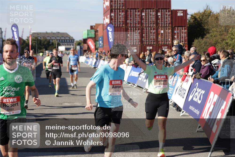 03.10.2025 - Köhlbrandbrückenlauf Jannik Wohlers http://msf.ph/oto/9098096 03.10.2025 12:56:13 Ziel 4041, 4050, 4078, 4114, 4123, 5957, 6206, 6489, 6495 meine-sportfotos.de
