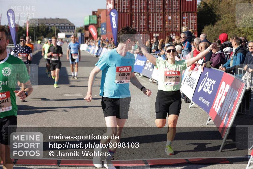 03.10.2025 - Köhlbrandbrückenlauf Jannik Wohlers http://msf.ph/oto/9098103 03.10.2025 12:56:13 Ziel 4041, 4050, 4078, 4114, 4123, 5957, 6206, 6489, 6495 meine-sportfotos.de