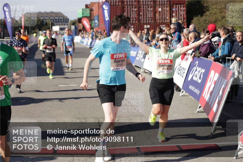03.10.2025 - Köhlbrandbrückenlauf Jannik Wohlers http://msf.ph/oto/9098111 03.10.2025 12:56:13 Ziel 4041, 4050, 4078, 4114, 4123, 5957, 6206, 6489, 6495 meine-sportfotos.de