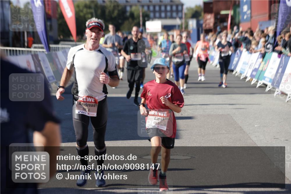 03.10.2025 - Köhlbrandbrückenlauf Jannik Wohlers http://msf.ph/oto/9098147 03.10.2025 13:23:20 Ziel 4339, 4553, 4905, 4911, 5076, 5573, 5716, 6277, 6291, 6618, 6619, 6652, 6653 meine-sportfotos.de