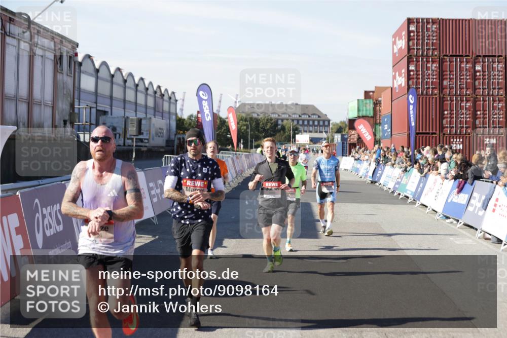 03.10.2025 - Köhlbrandbrückenlauf Jannik Wohlers http://msf.ph/oto/9098164 03.10.2025 12:56:14 Ziel 4041, 4050, 4078, 4114, 4123, 5957, 6206, 6489, 6495 meine-sportfotos.de