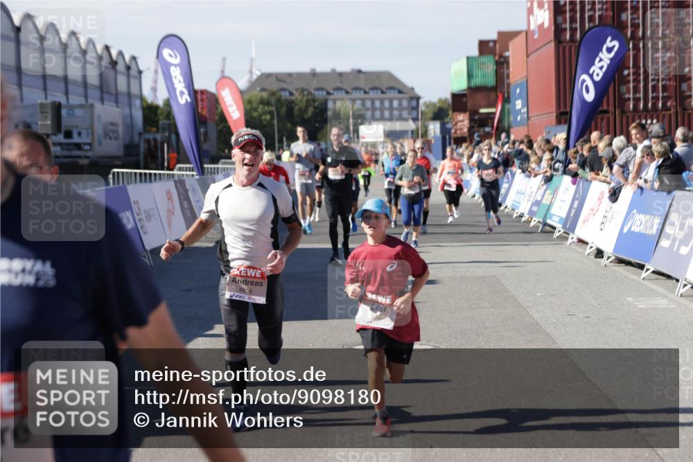 03.10.2025 - Köhlbrandbrückenlauf Jannik Wohlers http://msf.ph/oto/9098180 03.10.2025 13:23:20 Ziel 4339, 4553, 4905, 4911, 5076, 5573, 5716, 6277, 6291, 6618, 6619, 6652, 6653 meine-sportfotos.de