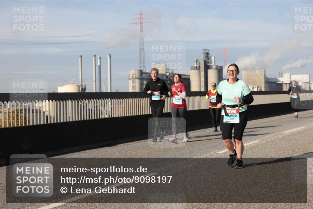 03.10.2025 - Köhlbrandbrückenlauf Lena Gebhardt http://msf.ph/oto/9098197 03.10.2025 10:10:24 Position 2 2924 meine-sportfotos.de