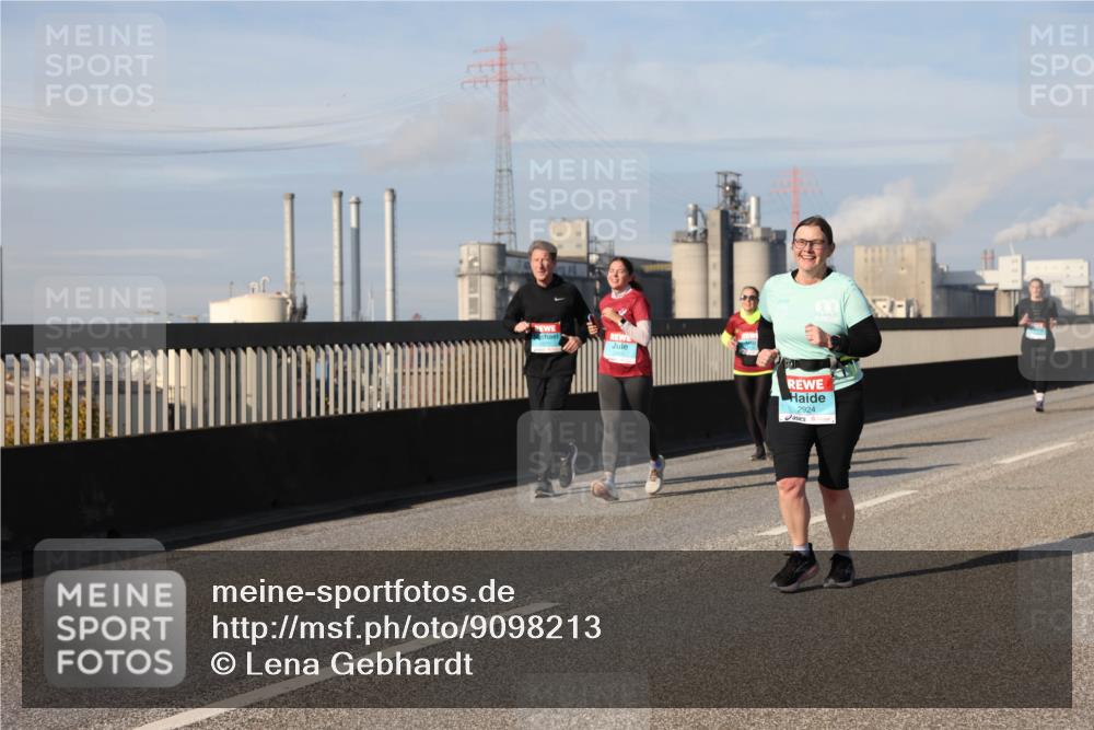 03.10.2025 - Köhlbrandbrückenlauf Lena Gebhardt http://msf.ph/oto/9098213 03.10.2025 10:10:24 Position 2 2924 meine-sportfotos.de
