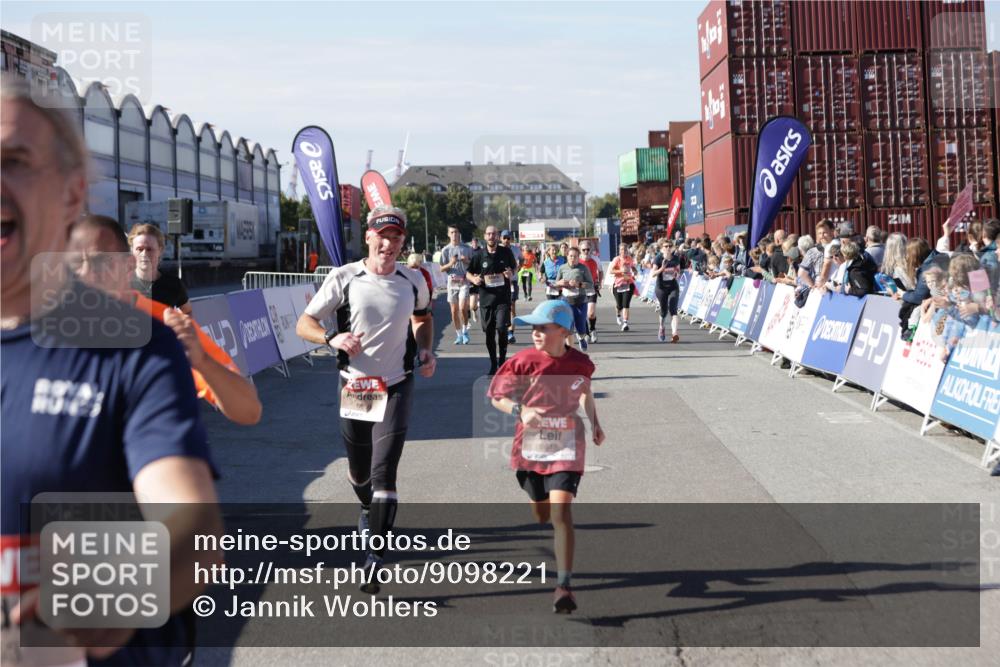 03.10.2025 - Köhlbrandbrückenlauf Jannik Wohlers http://msf.ph/oto/9098221 03.10.2025 13:23:20 Ziel 4339, 4553, 4905, 4911, 5076, 5573, 5716, 6277, 6291, 6618, 6619, 6652, 6653 meine-sportfotos.de