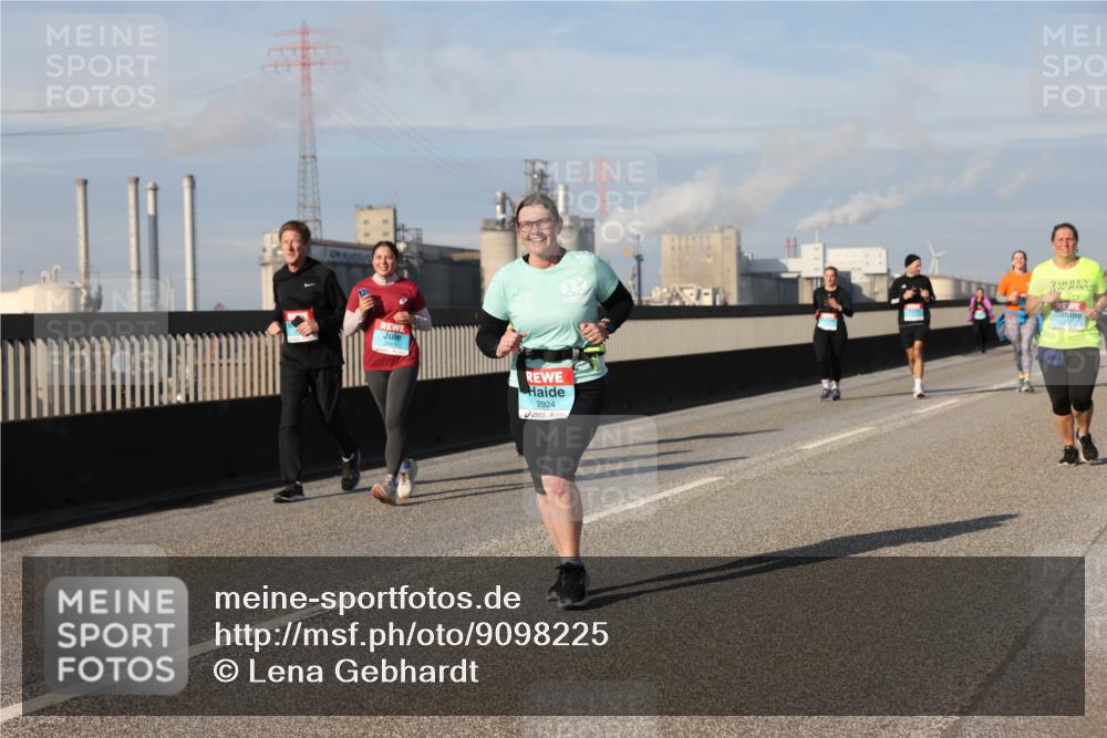 03.10.2025 - Köhlbrandbrückenlauf Lena Gebhardt http://msf.ph/oto/9098225 03.10.2025 10:10:24 Position 2 2924 meine-sportfotos.de