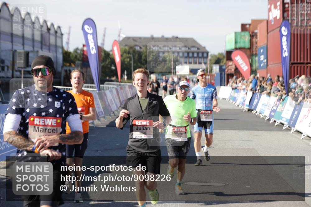 03.10.2025 - Köhlbrandbrückenlauf Jannik Wohlers http://msf.ph/oto/9098226 03.10.2025 12:56:15 Ziel 4028, 4041, 4050, 4078, 4114, 4123, 5957, 6206, 6489, 6495 meine-sportfotos.de