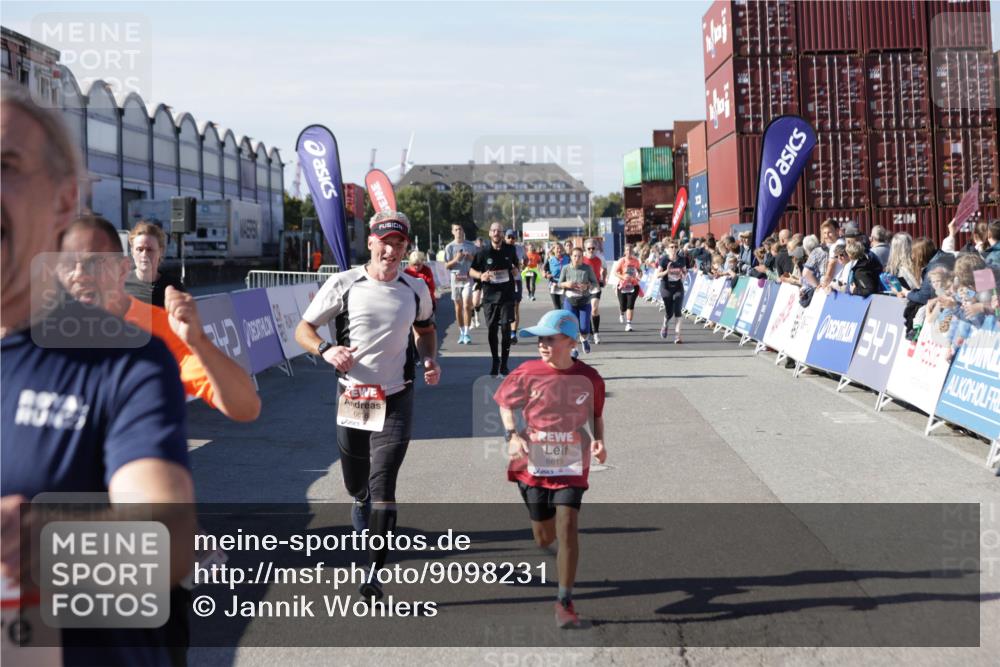03.10.2025 - Köhlbrandbrückenlauf Jannik Wohlers http://msf.ph/oto/9098231 03.10.2025 13:23:20 Ziel 4339, 4553, 4905, 4911, 5076, 5573, 5716, 6277, 6291, 6618, 6619, 6652, 6653 meine-sportfotos.de