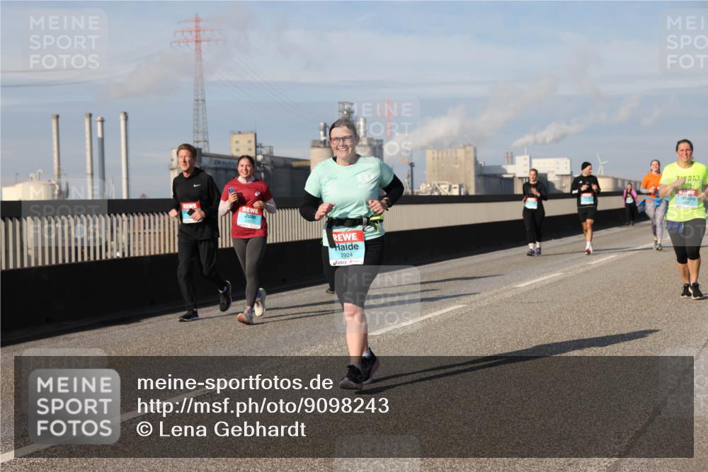 03.10.2025 - Köhlbrandbrückenlauf Lena Gebhardt http://msf.ph/oto/9098243 03.10.2025 10:10:24 Position 2 2924 meine-sportfotos.de