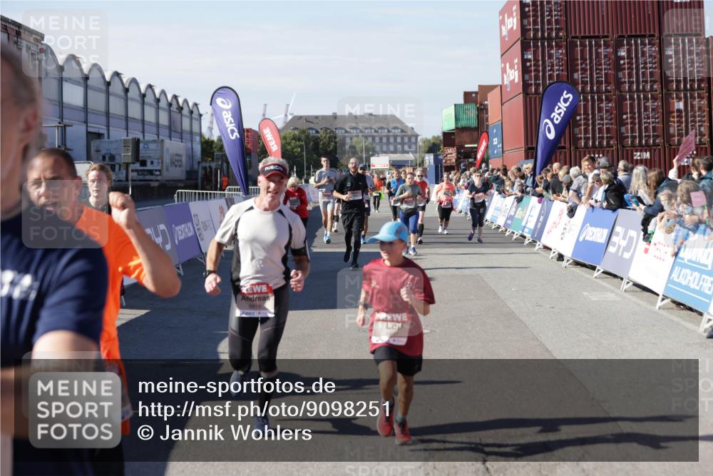 03.10.2025 - Köhlbrandbrückenlauf Jannik Wohlers http://msf.ph/oto/9098251 03.10.2025 13:23:21 Ziel 4339, 4553, 4887, 4911, 5076, 5114, 6277, 6291, 6618, 6619, 6652, 6653 meine-sportfotos.de