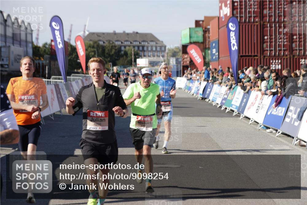 03.10.2025 - Köhlbrandbrückenlauf Jannik Wohlers http://msf.ph/oto/9098254 03.10.2025 12:56:16 Ziel 4028, 4041, 4050, 4078, 4114, 4123, 5957, 6206, 6489, 6495 meine-sportfotos.de