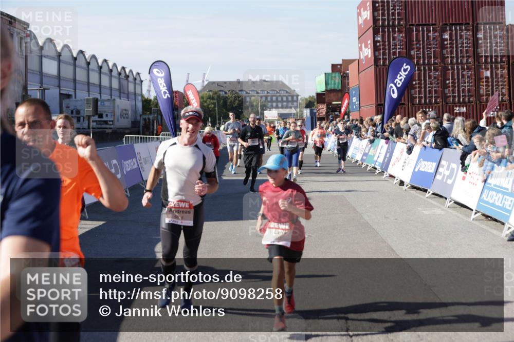 03.10.2025 - Köhlbrandbrückenlauf Jannik Wohlers http://msf.ph/oto/9098258 03.10.2025 13:23:21 Ziel 4339, 4553, 4887, 4911, 5076, 5114, 6277, 6291, 6618, 6619, 6652, 6653 meine-sportfotos.de