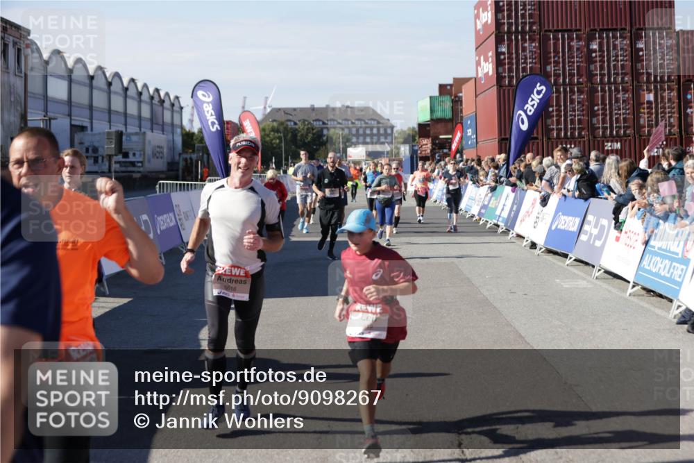 03.10.2025 - Köhlbrandbrückenlauf Jannik Wohlers http://msf.ph/oto/9098267 03.10.2025 13:23:21 Ziel 4339, 4553, 4887, 4911, 5076, 5114, 6277, 6291, 6618, 6619, 6652, 6653 meine-sportfotos.de