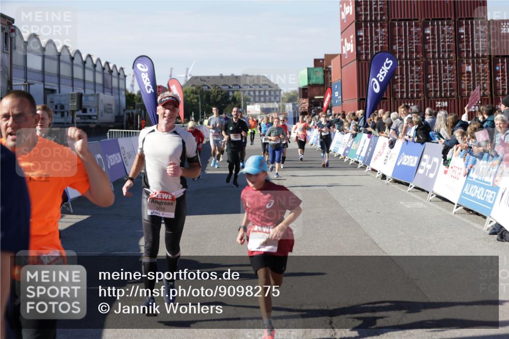 03.10.2025 - Köhlbrandbrückenlauf Jannik Wohlers http://msf.ph/oto/9098275 03.10.2025 13:23:21 Ziel 4339, 4553, 4887, 4911, 5076, 5114, 6277, 6291, 6618, 6619, 6652, 6653 meine-sportfotos.de