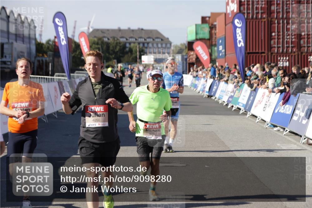 03.10.2025 - Köhlbrandbrückenlauf Jannik Wohlers http://msf.ph/oto/9098280 03.10.2025 12:56:16 Ziel 4028, 4041, 4050, 4078, 4114, 4123, 5957, 6206, 6489, 6495 meine-sportfotos.de