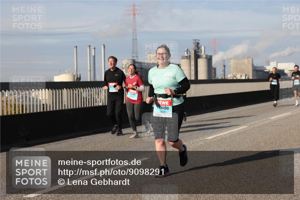 03.10.2025 - Köhlbrandbrückenlauf Lena Gebhardt http://msf.ph/oto/9098291 03.10.2025 10:10:25 Position 2 2924 meine-sportfotos.de