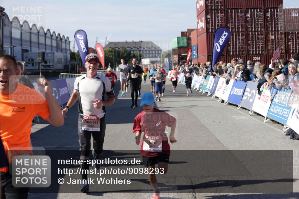 03.10.2025 - Köhlbrandbrückenlauf Jannik Wohlers http://msf.ph/oto/9098293 03.10.2025 13:23:21 Ziel 4339, 4553, 4887, 4911, 5076, 5114, 6277, 6291, 6618, 6619, 6652, 6653 meine-sportfotos.de