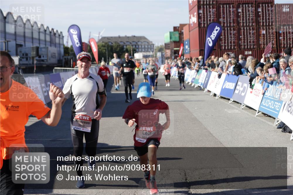 03.10.2025 - Köhlbrandbrückenlauf Jannik Wohlers http://msf.ph/oto/9098311 03.10.2025 13:23:21 Ziel 4339, 4553, 4887, 4911, 5076, 5114, 6277, 6291, 6618, 6619, 6652, 6653 meine-sportfotos.de