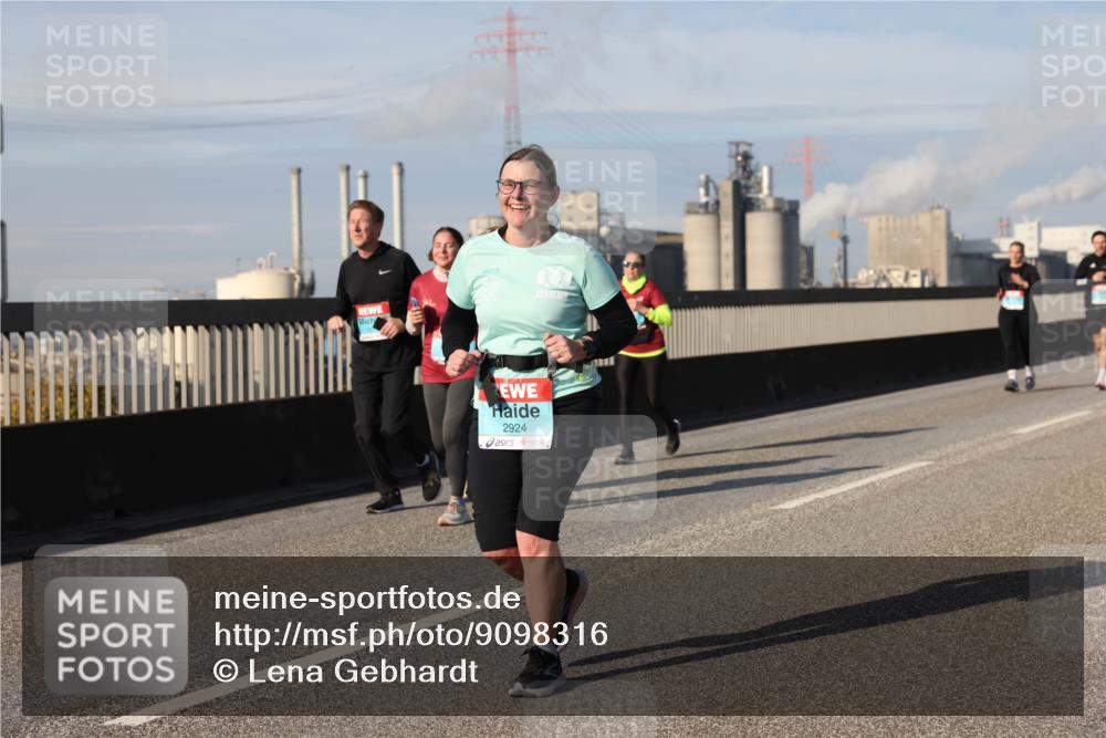 03.10.2025 - Köhlbrandbrückenlauf Lena Gebhardt http://msf.ph/oto/9098316 03.10.2025 10:10:25 Position 2 2924 meine-sportfotos.de