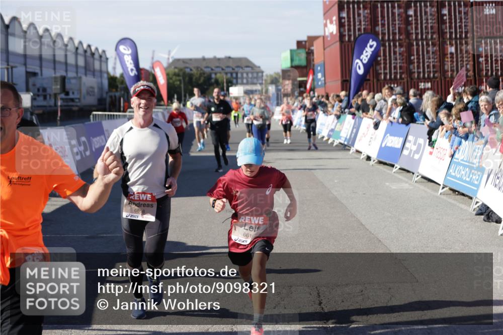 03.10.2025 - Köhlbrandbrückenlauf Jannik Wohlers http://msf.ph/oto/9098321 03.10.2025 13:23:21 Ziel 4339, 4553, 4887, 4911, 5076, 5114, 6277, 6291, 6618, 6619, 6652, 6653 meine-sportfotos.de