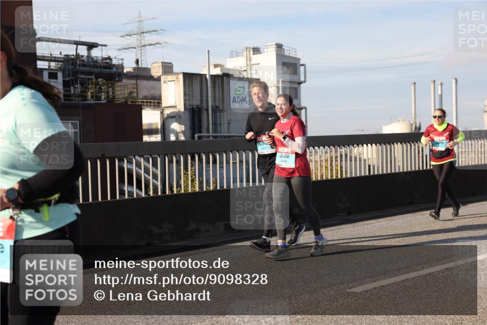 03.10.2025 - Köhlbrandbrückenlauf Lena Gebhardt http://msf.ph/oto/9098328 03.10.2025 10:10:27 Position 2 2511, 2465 meine-sportfotos.de