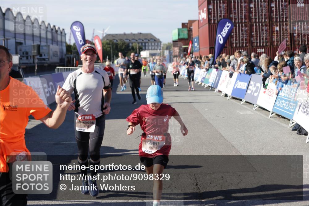 03.10.2025 - Köhlbrandbrückenlauf Jannik Wohlers http://msf.ph/oto/9098329 03.10.2025 13:23:21 Ziel 4339, 4553, 4887, 4911, 5076, 5114, 6277, 6291, 6618, 6619, 6652, 6653 meine-sportfotos.de
