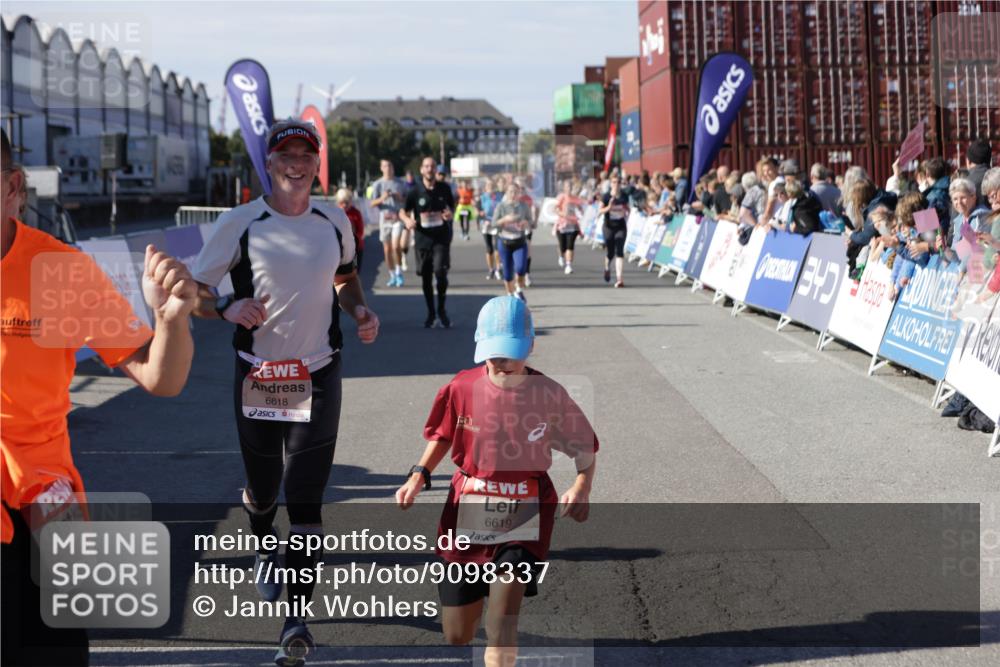 03.10.2025 - Köhlbrandbrückenlauf Jannik Wohlers http://msf.ph/oto/9098337 03.10.2025 13:23:21 Ziel 4339, 4553, 4887, 4911, 5076, 5114, 6277, 6291, 6618, 6619, 6652, 6653 meine-sportfotos.de