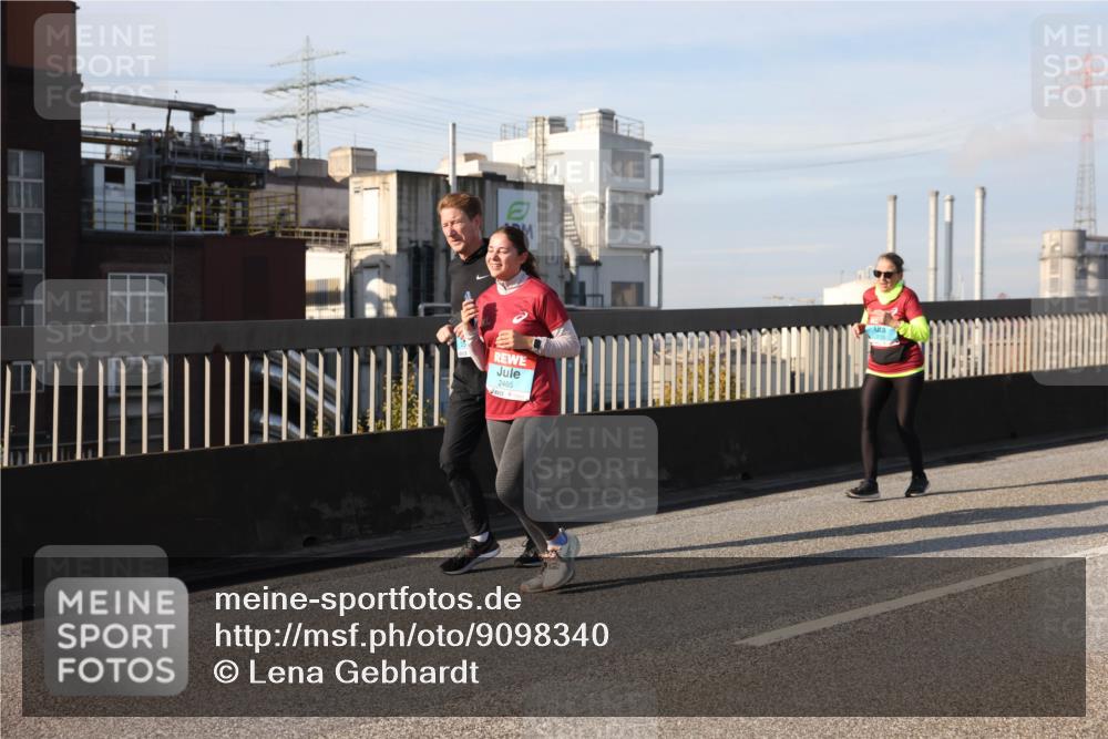 03.10.2025 - Köhlbrandbrückenlauf Lena Gebhardt http://msf.ph/oto/9098340 03.10.2025 10:10:27 Position 2 2465 meine-sportfotos.de