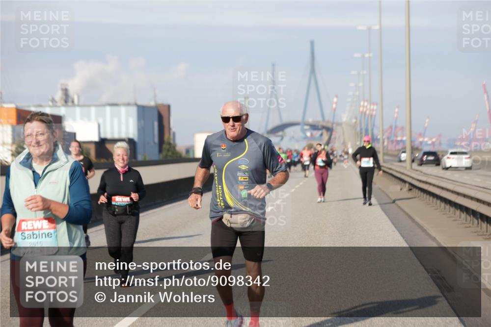 03.10.2025 - Köhlbrandbrückenlauf Jannik Wohlers http://msf.ph/oto/9098342 03.10.2025 10:19:52 Position 3 2515 meine-sportfotos.de