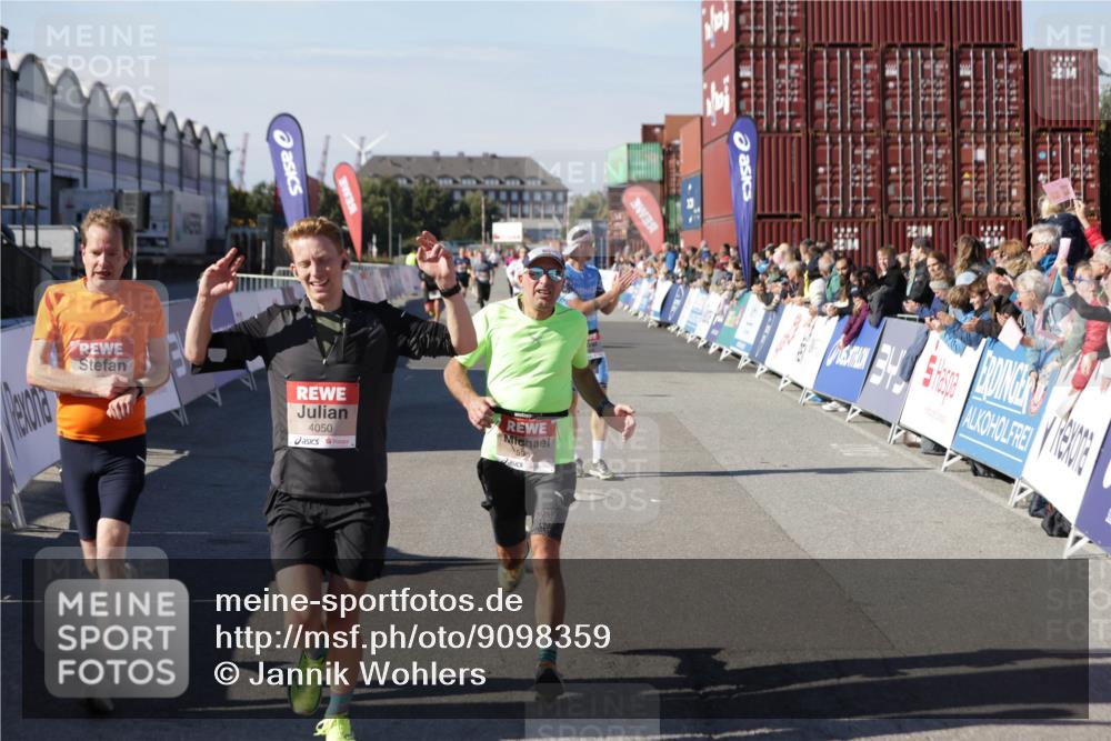 03.10.2025 - Köhlbrandbrückenlauf Jannik Wohlers http://msf.ph/oto/9098359 03.10.2025 12:56:16 Ziel 4028, 4041, 4050, 4078, 4114, 4123, 5957, 6206, 6489, 6495 meine-sportfotos.de