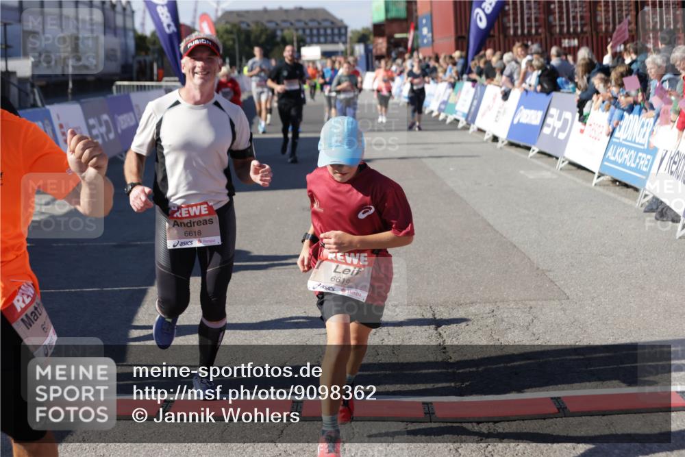 03.10.2025 - Köhlbrandbrückenlauf Jannik Wohlers http://msf.ph/oto/9098362 03.10.2025 13:23:21 Ziel 4339, 4553, 4887, 4911, 5076, 5114, 6277, 6291, 6618, 6619, 6652, 6653 meine-sportfotos.de
