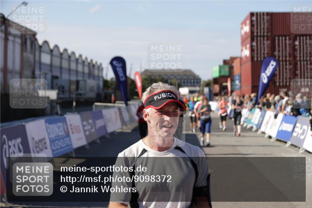 03.10.2025 - Köhlbrandbrückenlauf Jannik Wohlers http://msf.ph/oto/9098372 03.10.2025 13:23:22 Ziel 4339, 4553, 4887, 4911, 5076, 5114, 6277, 6291, 6618, 6619, 6652, 6653 meine-sportfotos.de