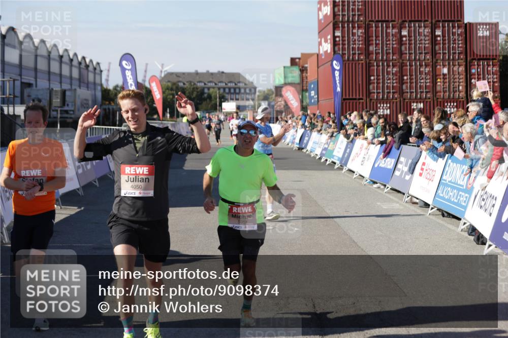 03.10.2025 - Köhlbrandbrückenlauf Jannik Wohlers http://msf.ph/oto/9098374 03.10.2025 12:56:16 Ziel 4028, 4041, 4050, 4078, 4114, 4123, 5957, 6206, 6489, 6495 meine-sportfotos.de