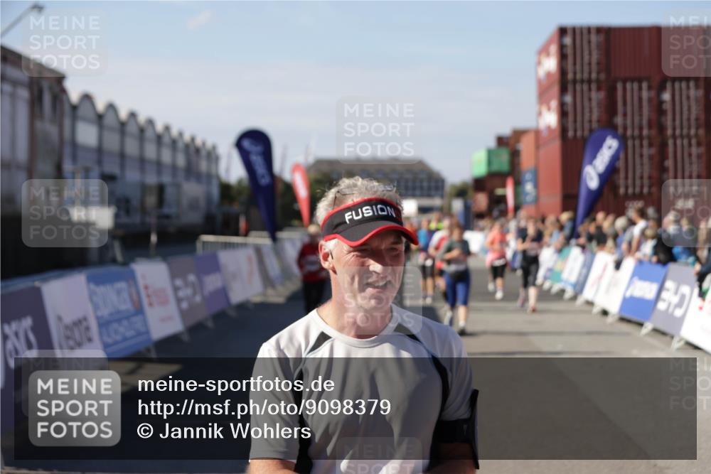 03.10.2025 - Köhlbrandbrückenlauf Jannik Wohlers http://msf.ph/oto/9098379 03.10.2025 13:23:23 Ziel 4339, 4477, 4553, 4887, 4911, 5003, 5114, 6277, 6291, 6618, 6619, 6652, 6653 meine-sportfotos.de