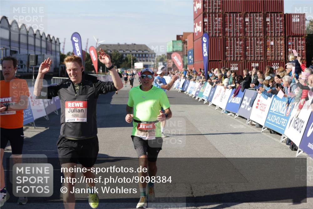 03.10.2025 - Köhlbrandbrückenlauf Jannik Wohlers http://msf.ph/oto/9098384 03.10.2025 12:56:17 Ziel 4028, 4041, 4050, 4078, 4114, 4123, 5957, 6206, 6489, 6495 meine-sportfotos.de