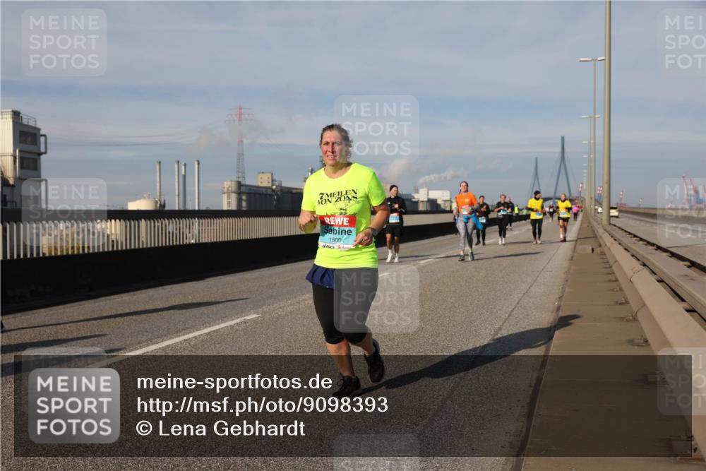 03.10.2025 - Köhlbrandbrückenlauf Lena Gebhardt http://msf.ph/oto/9098393 03.10.2025 10:10:28 Position 2 1800 meine-sportfotos.de