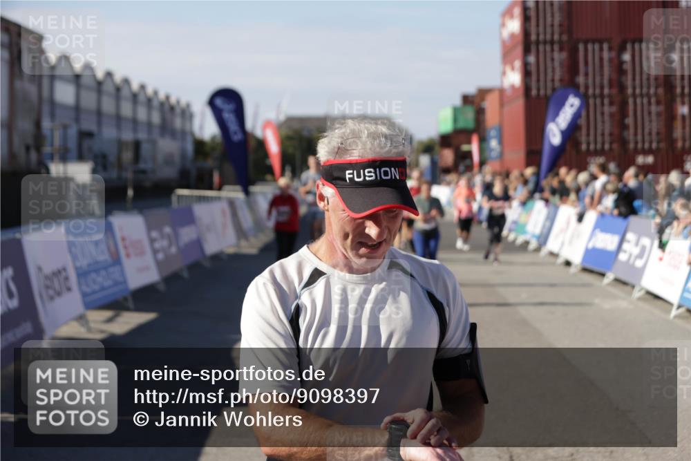 03.10.2025 - Köhlbrandbrückenlauf Jannik Wohlers http://msf.ph/oto/9098397 03.10.2025 13:23:23 Ziel 4339, 4477, 4553, 4887, 4911, 5003, 5114, 6277, 6291, 6618, 6619, 6652, 6653 meine-sportfotos.de