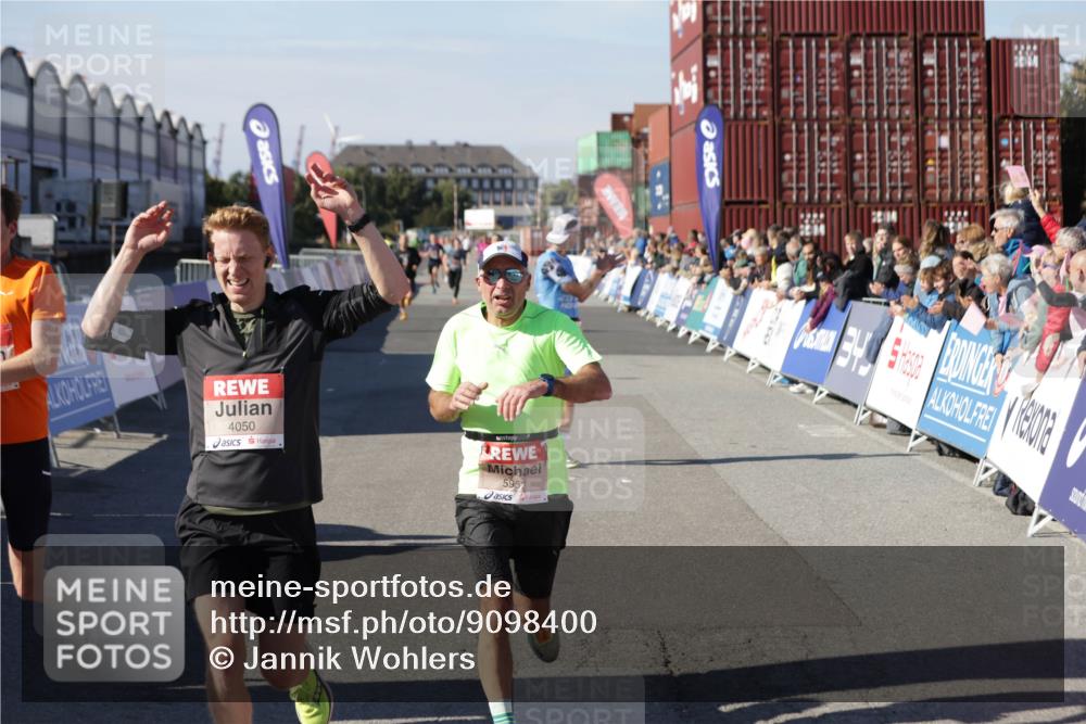 03.10.2025 - Köhlbrandbrückenlauf Jannik Wohlers http://msf.ph/oto/9098400 03.10.2025 12:56:17 Ziel 4028, 4041, 4050, 4078, 4114, 4123, 5957, 6206, 6489, 6495 meine-sportfotos.de