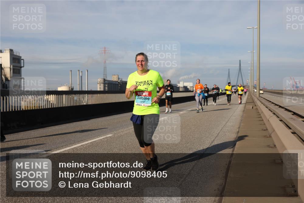 03.10.2025 - Köhlbrandbrückenlauf Lena Gebhardt http://msf.ph/oto/9098405 03.10.2025 10:10:28 Position 2 1800 meine-sportfotos.de