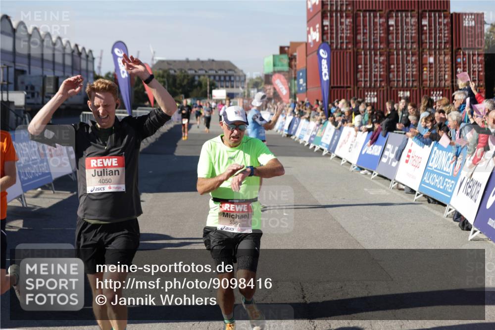 03.10.2025 - Köhlbrandbrückenlauf Jannik Wohlers http://msf.ph/oto/9098416 03.10.2025 12:56:17 Ziel 4028, 4041, 4050, 4078, 4114, 4123, 5957, 6206, 6489, 6495 meine-sportfotos.de