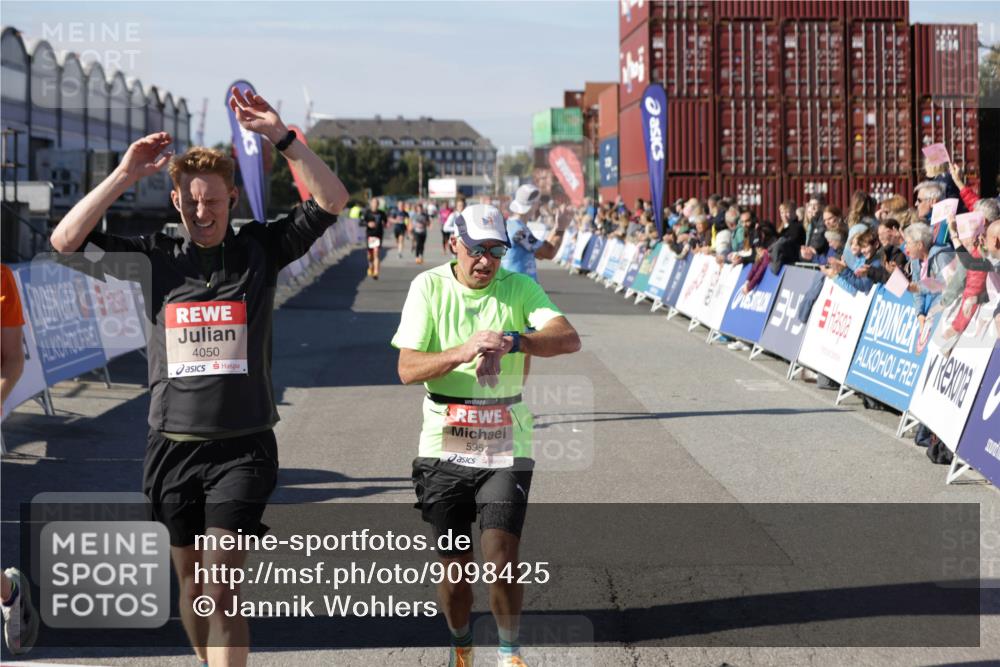 03.10.2025 - Köhlbrandbrückenlauf Jannik Wohlers http://msf.ph/oto/9098425 03.10.2025 12:56:17 Ziel 4028, 4041, 4050, 4078, 4114, 4123, 5957, 6206, 6489, 6495 meine-sportfotos.de