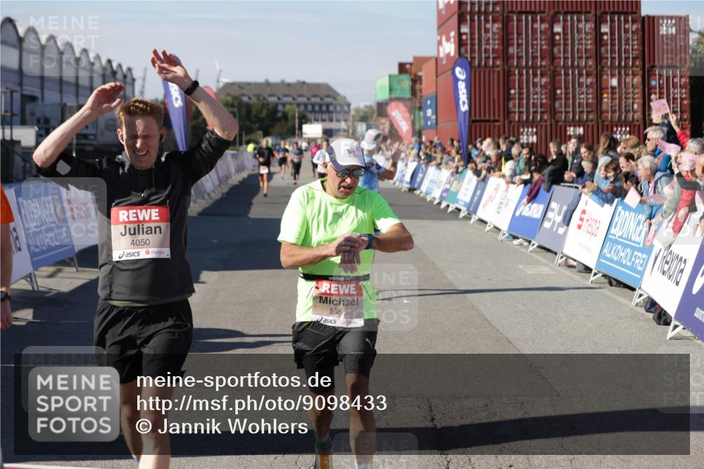 03.10.2025 - Köhlbrandbrückenlauf Jannik Wohlers http://msf.ph/oto/9098433 03.10.2025 12:56:17 Ziel 4028, 4041, 4050, 4078, 4114, 4123, 5957, 6206, 6489, 6495 meine-sportfotos.de