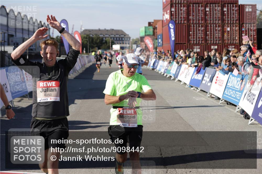 03.10.2025 - Köhlbrandbrückenlauf Jannik Wohlers http://msf.ph/oto/9098442 03.10.2025 12:56:17 Ziel 4028, 4041, 4050, 4078, 4114, 4123, 5957, 6206, 6489, 6495 meine-sportfotos.de