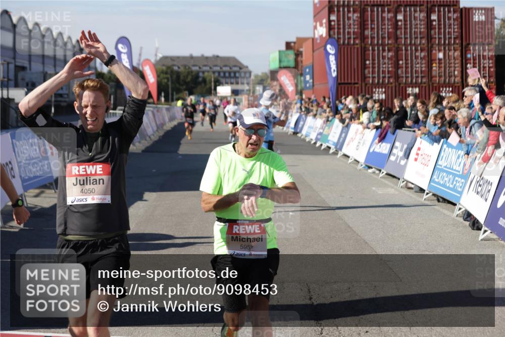 03.10.2025 - Köhlbrandbrückenlauf Jannik Wohlers http://msf.ph/oto/9098453 03.10.2025 12:56:17 Ziel 4028, 4041, 4050, 4078, 4114, 4123, 5957, 6206, 6489, 6495 meine-sportfotos.de