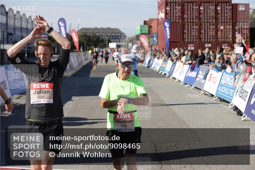 03.10.2025 - Köhlbrandbrückenlauf Jannik Wohlers http://msf.ph/oto/9098465 03.10.2025 12:56:17 Ziel 4028, 4041, 4050, 4078, 4114, 4123, 5957, 6206, 6489, 6495 meine-sportfotos.de