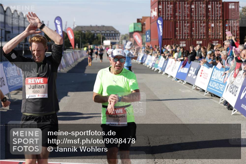 03.10.2025 - Köhlbrandbrückenlauf Jannik Wohlers http://msf.ph/oto/9098478 03.10.2025 12:56:17 Ziel 4028, 4041, 4050, 4078, 4114, 4123, 5957, 6206, 6489, 6495 meine-sportfotos.de