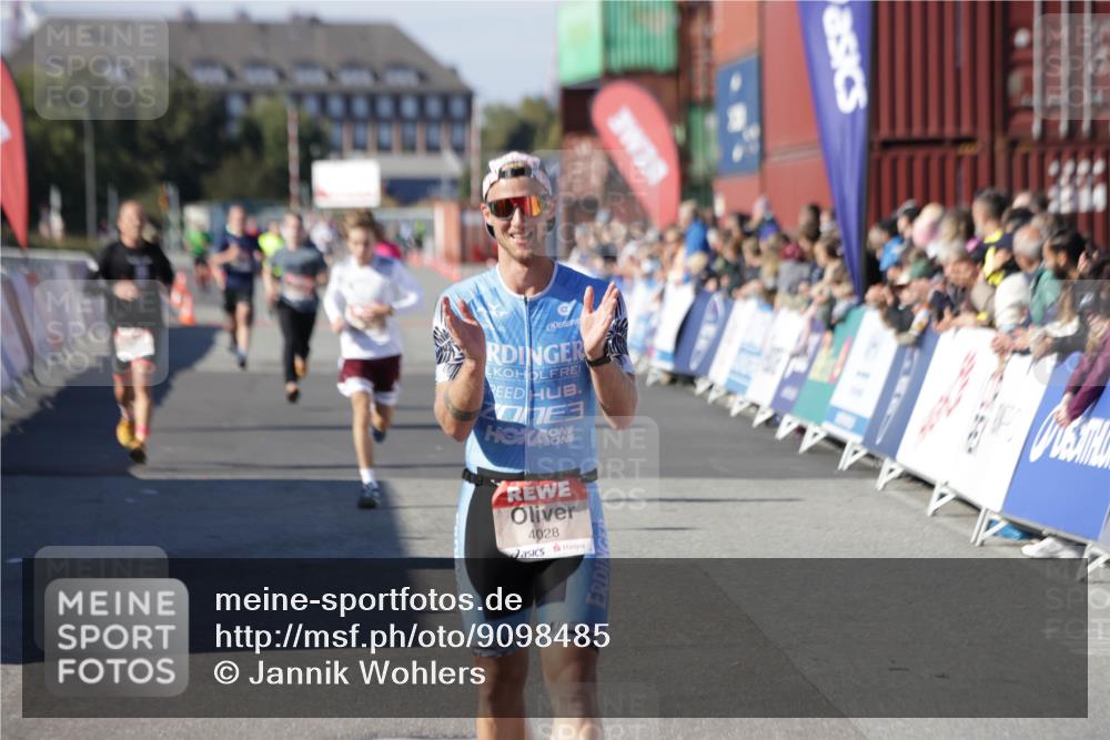 03.10.2025 - Köhlbrandbrückenlauf Jannik Wohlers http://msf.ph/oto/9098485 03.10.2025 12:56:19 Ziel 4028, 4041, 4050, 4078, 4114, 4123, 4166, 4231, 5957, 6206, 6266, 6489, 6495 meine-sportfotos.de