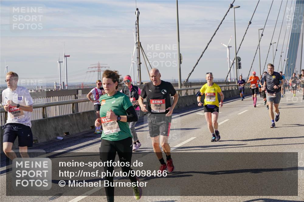 03.10.2025 - Köhlbrandbrückenlauf Michael Burmester http://msf.ph/oto/9098486 03.10.2025 12:44:54 Position 2 5953, 5763, 4346 meine-sportfotos.de